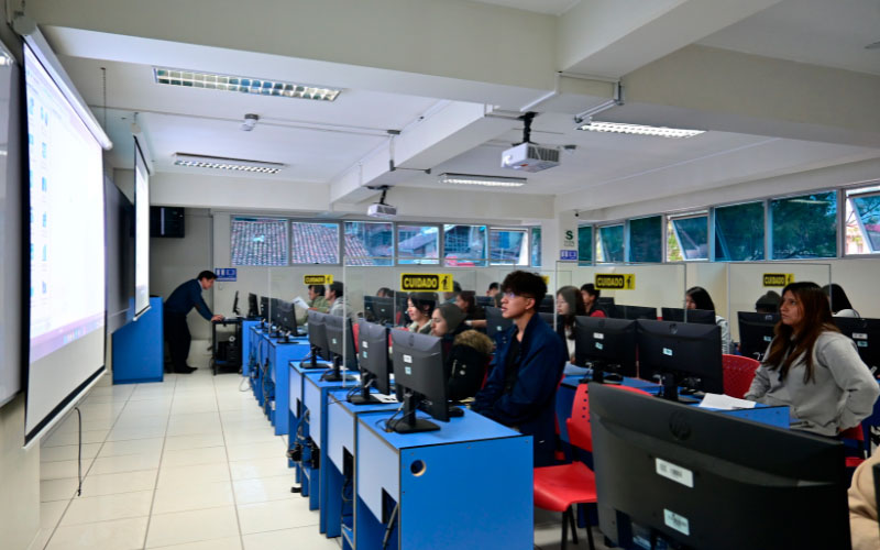 Capacitación en Contasis para Estudiantes del Instituto Continental: Preparando a los próximos profesionales contables