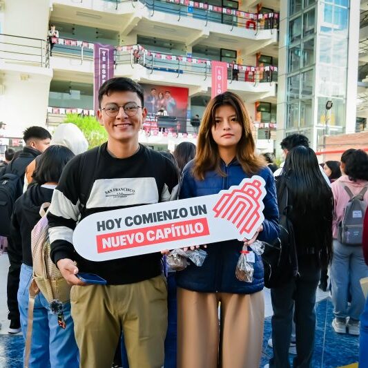 Estudiantes en bienvenida presencial 2025-I