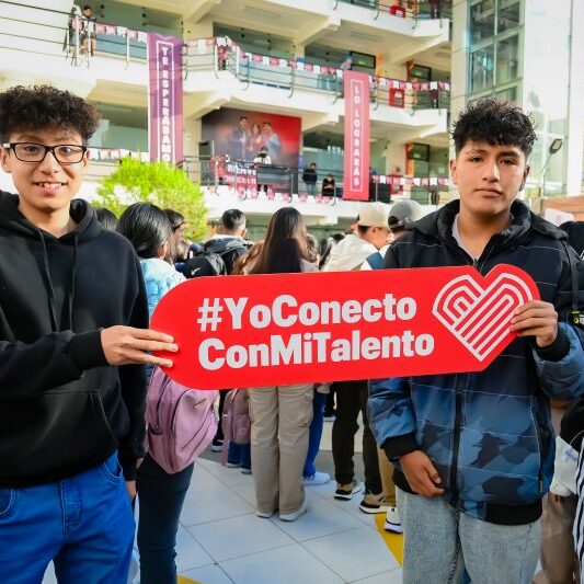 Estudiantes en bienvenida presencial 2025-I