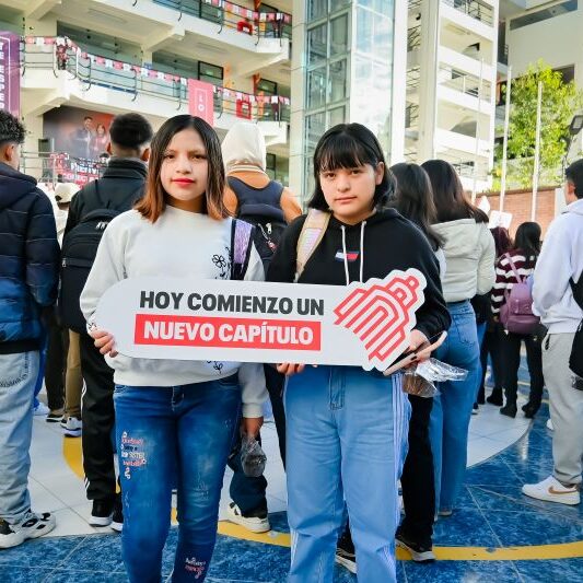 Estudiantes en bienvenida presencial 2025-I