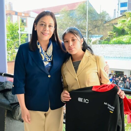 Marianela Huatuco con coordinadora de Gestión y Negocios