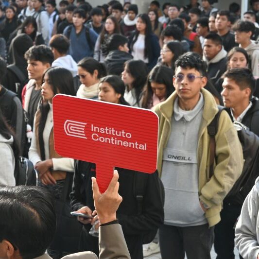Estudiantes en bienvenida presencial 2025-I