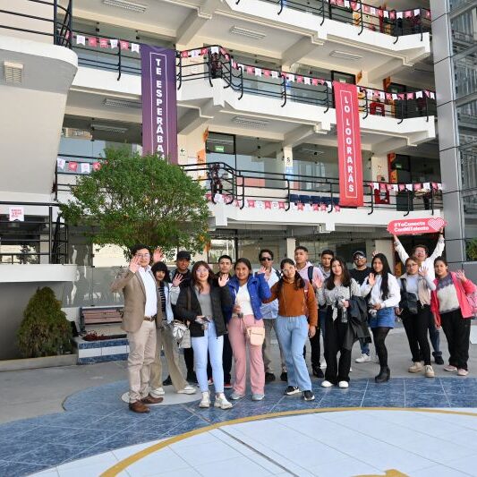 Estudiantes en bienvenida Semipresencial 2025-I