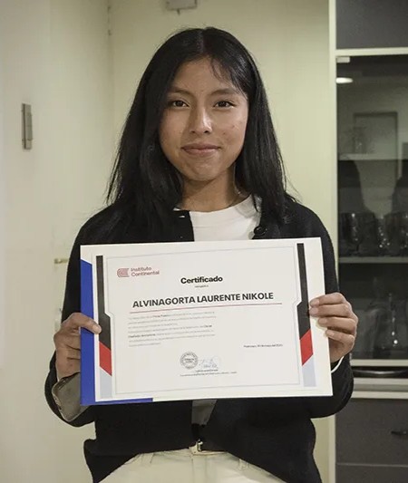 nikole-estudiante2