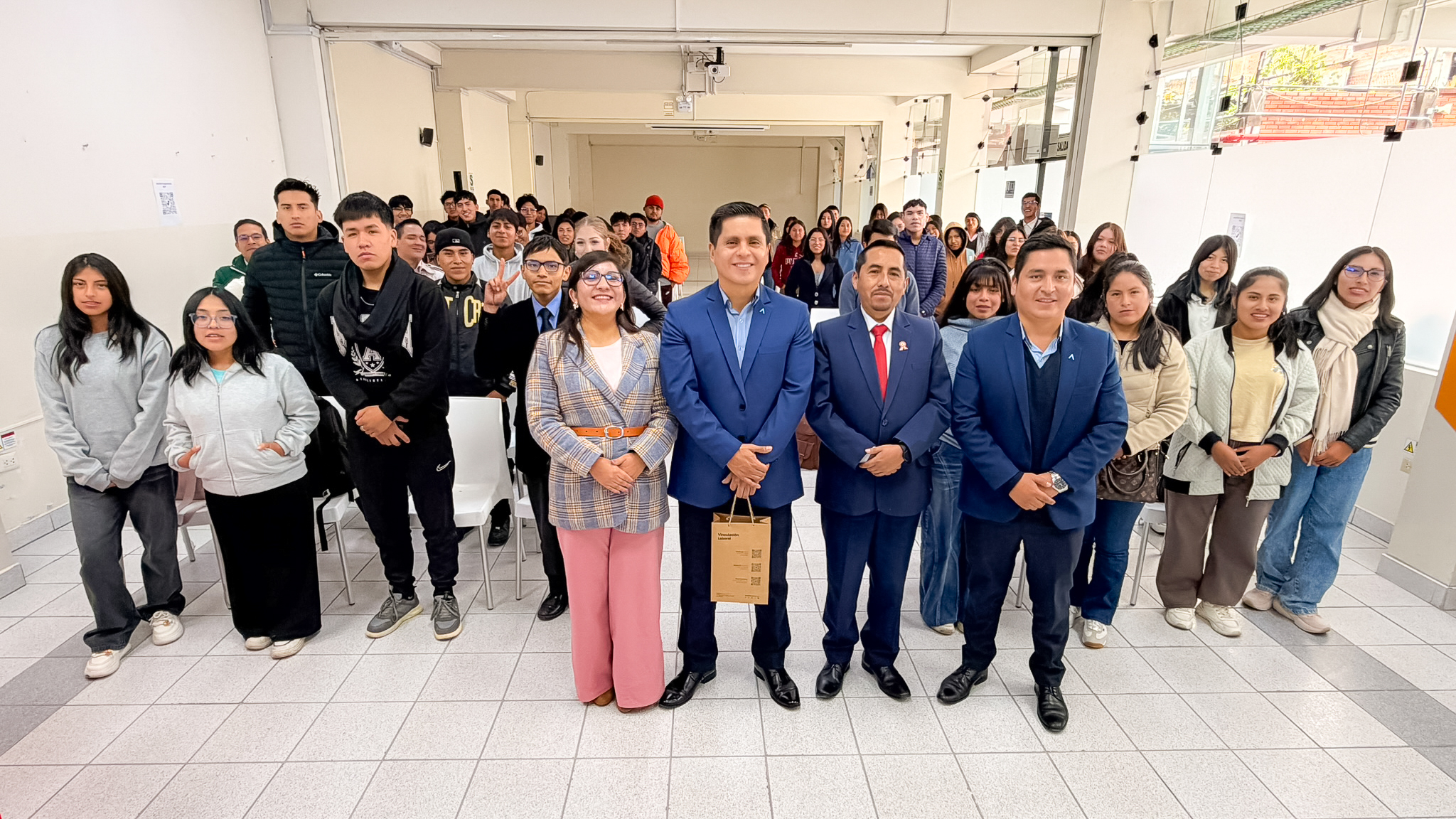 Representantes junto a los estudiantes